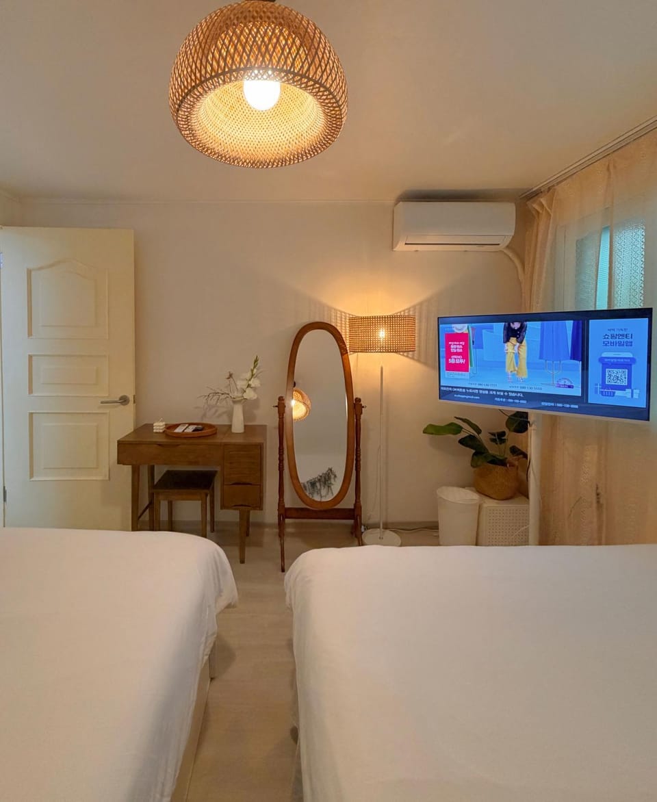 Bed, TV and multimedia, Decorative detail, Bedroom, air conditioner