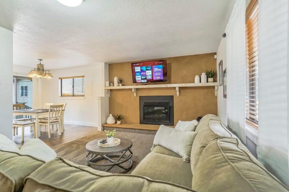 5BD Two Homes Firepit Great Family Vacation Area House in Old Colorado City