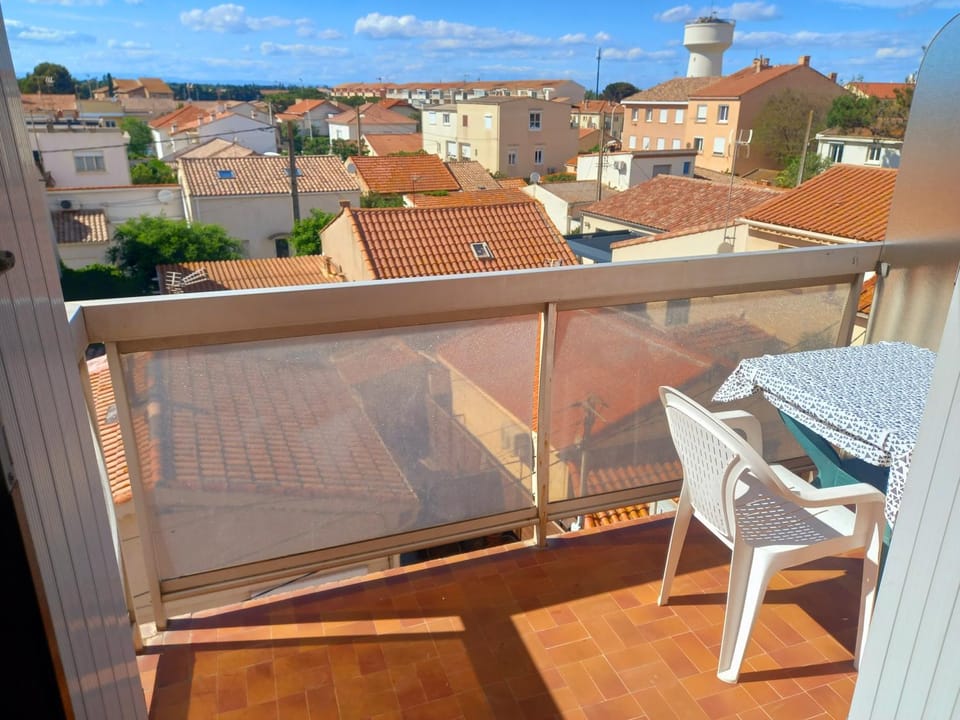 Studio avec petite terrasse proche plage et commerces Apartment in Occitanie