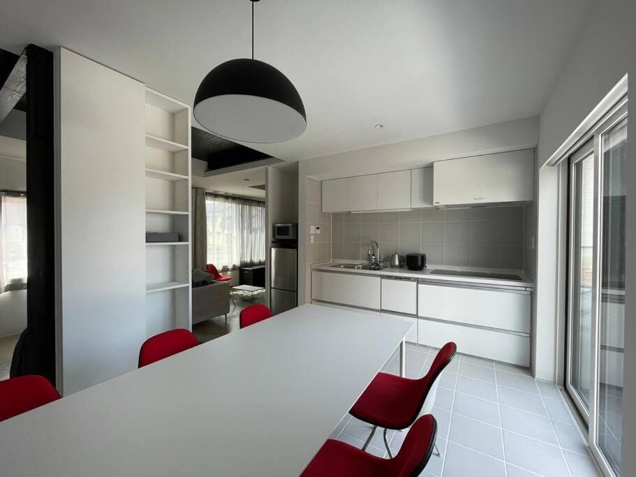 Kitchen or kitchenette, Dining area