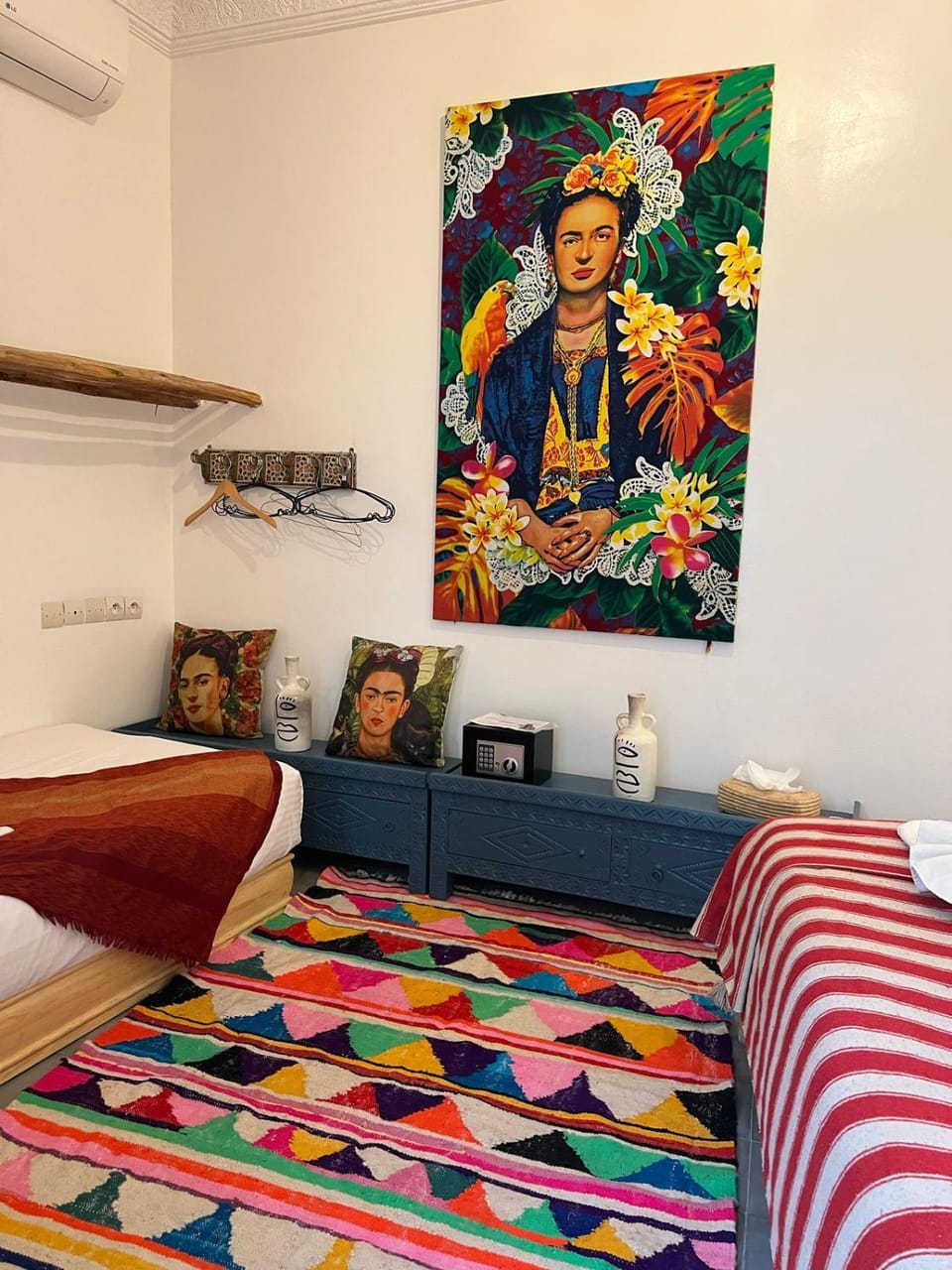 Photo of the whole room, Decorative detail, Bedroom