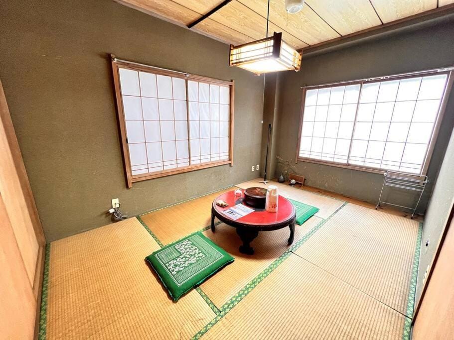 Myoko Akakura Ski-In Ski-Out Apartments 3 bedrooms sleeps up to 6 persons 1 private bath 1 private shower Apartment in Nagano Prefecture