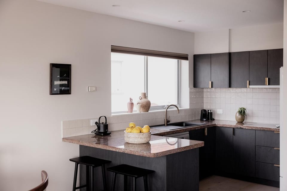 Kitchen or kitchenette, minibar, stove