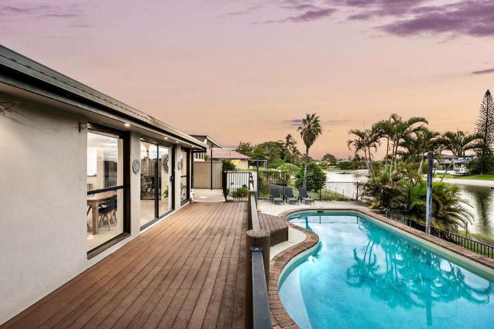 Perfect Family Retreat, Canalfront, Pool, Pontoon House in Mermaid Waters