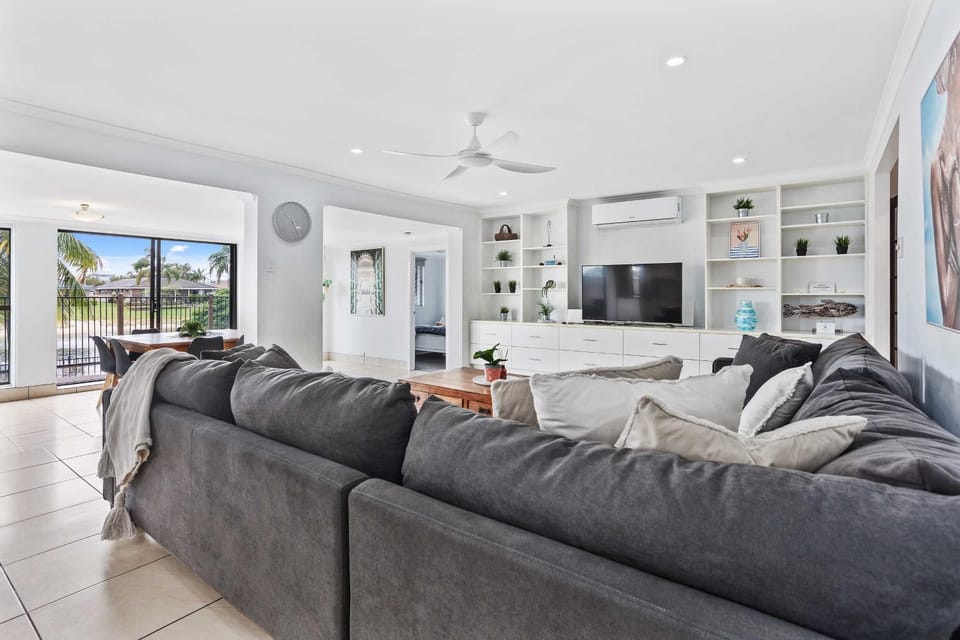 Perfect Family Retreat, Canalfront, Pool, Pontoon House in Mermaid Waters