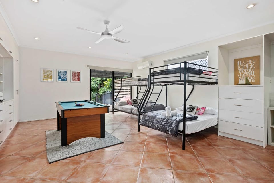 Perfect Family Retreat, Canalfront, Pool, Pontoon House in Mermaid Waters