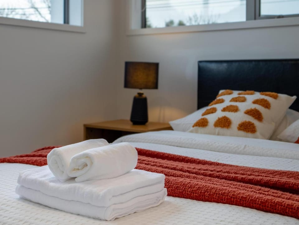 Bed, towels