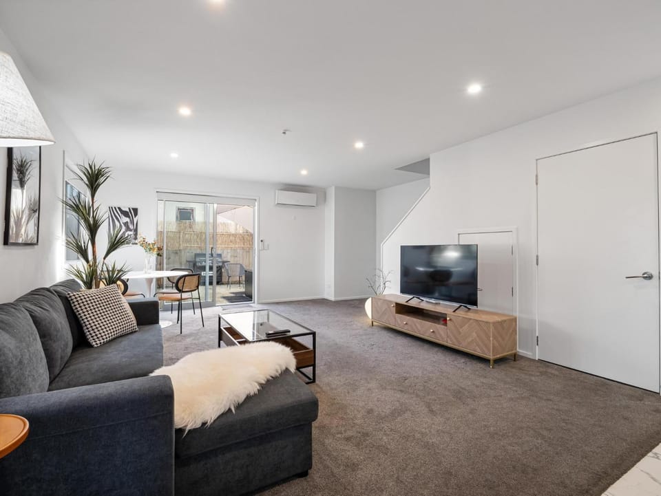 Communal lounge/ TV room, TV and multimedia, Living room, Seating area, Evening entertainment