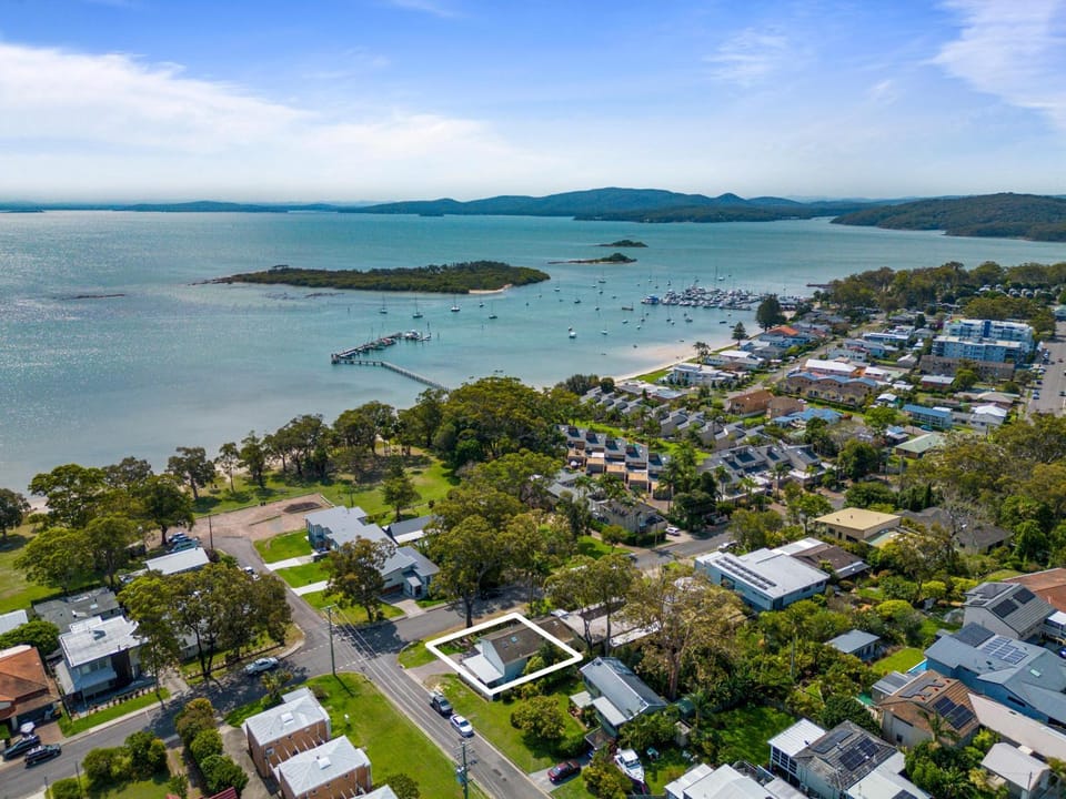 Property building, Day, Neighbourhood, Natural landscape, Bird's eye view, Beach, Sea view, Street view, Location