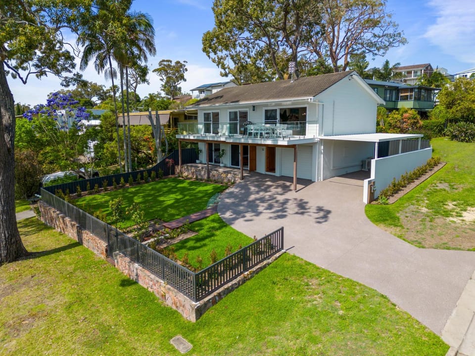 Property building, Day, Neighbourhood, Natural landscape, Garden, Garden view