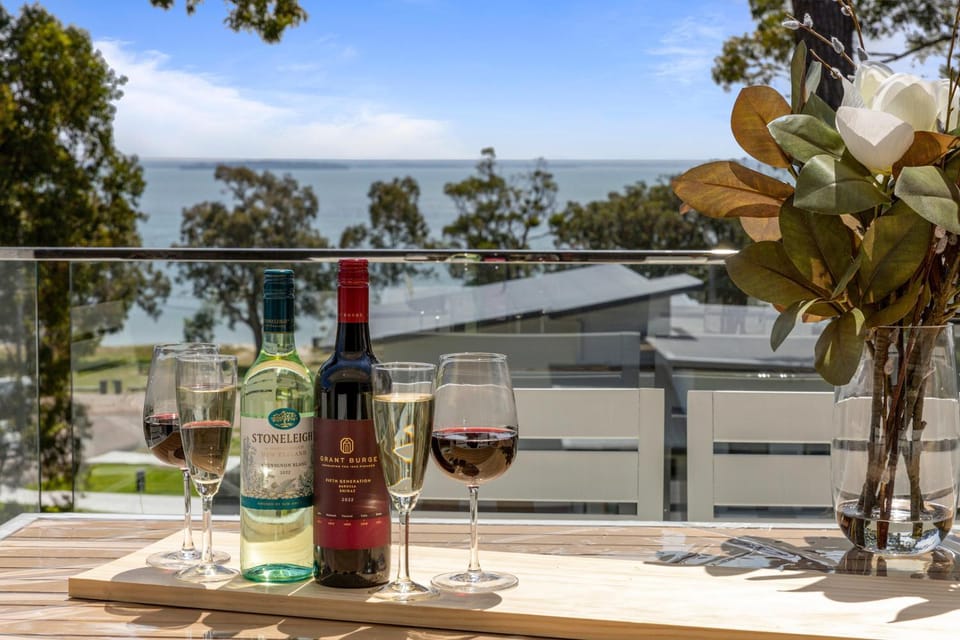 Day, Natural landscape, View (from property/room), Balcony/Terrace, Food and drinks, Dining area, Sea view, Drinks, Alcoholic drinks