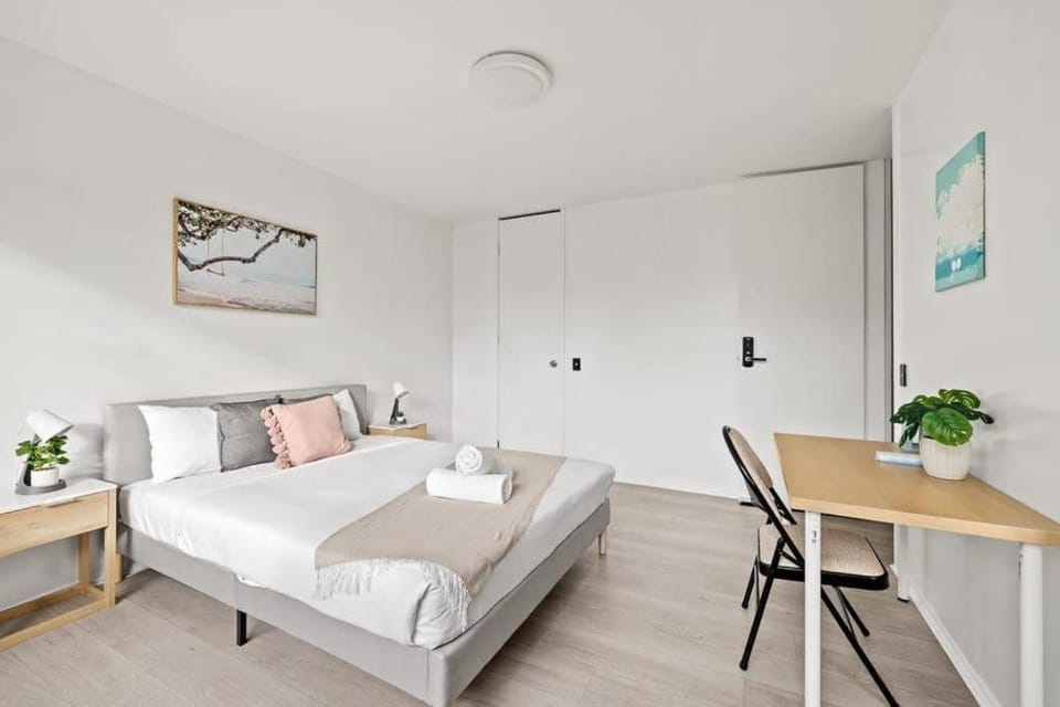 Luminous Ensuite Queen Room - Centrally Located Bed and Breakfast in Sydney