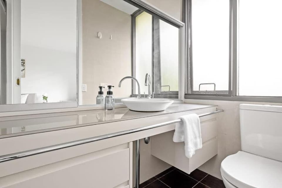 Luminous Ensuite Queen Room - Centrally Located Bed and Breakfast in Sydney
