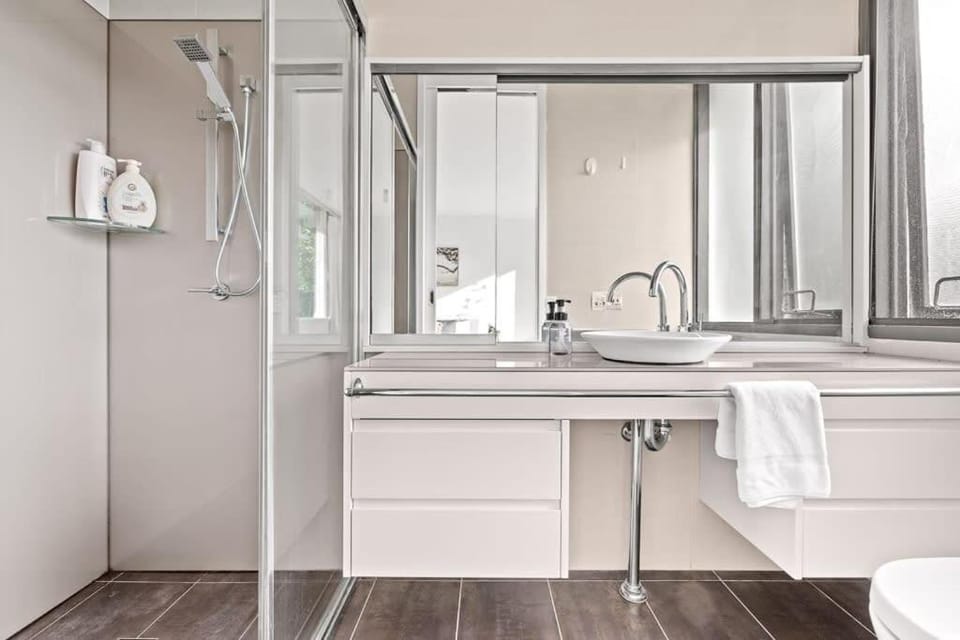Luminous Ensuite Queen Room - Centrally Located Bed and Breakfast in Sydney
