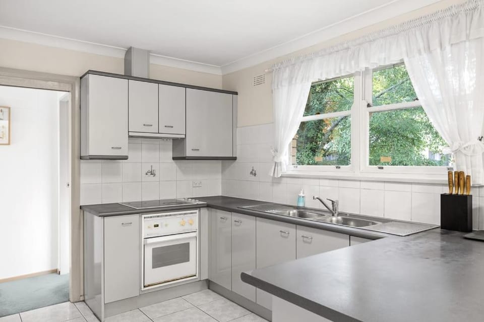 Cozy Single Room in Pymble - Quaint Place - Shared Bathroom Bed and Breakfast in Sydney
