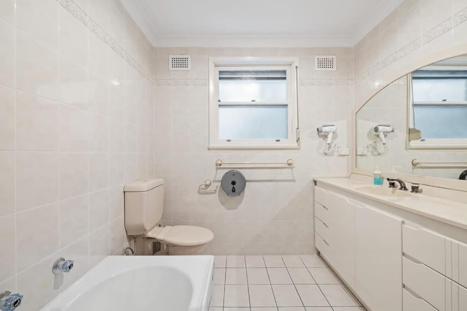 Detached Single Room - Central Spot in Pymble - Shared Bathroom Bed and Breakfast in Sydney