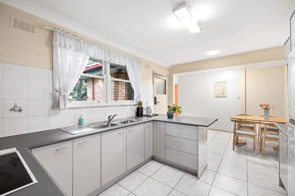 Detached Single Room - Central Spot in Pymble - Shared Bathroom Bed and Breakfast in Sydney