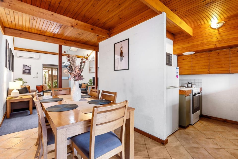 22 Cottesloe - 1BDR Beach - WITH WIFI Apartment in Perth