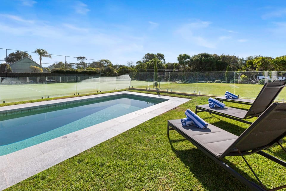 Tennis court, Swimming pool, sunbed