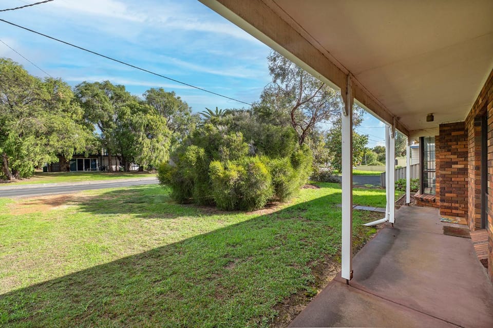 Property building, Day, Natural landscape, Garden, Garden view