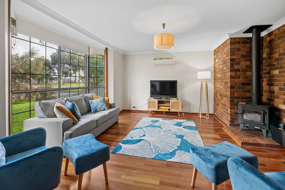 Communal lounge/ TV room, TV and multimedia, Living room, Seating area, Evening entertainment