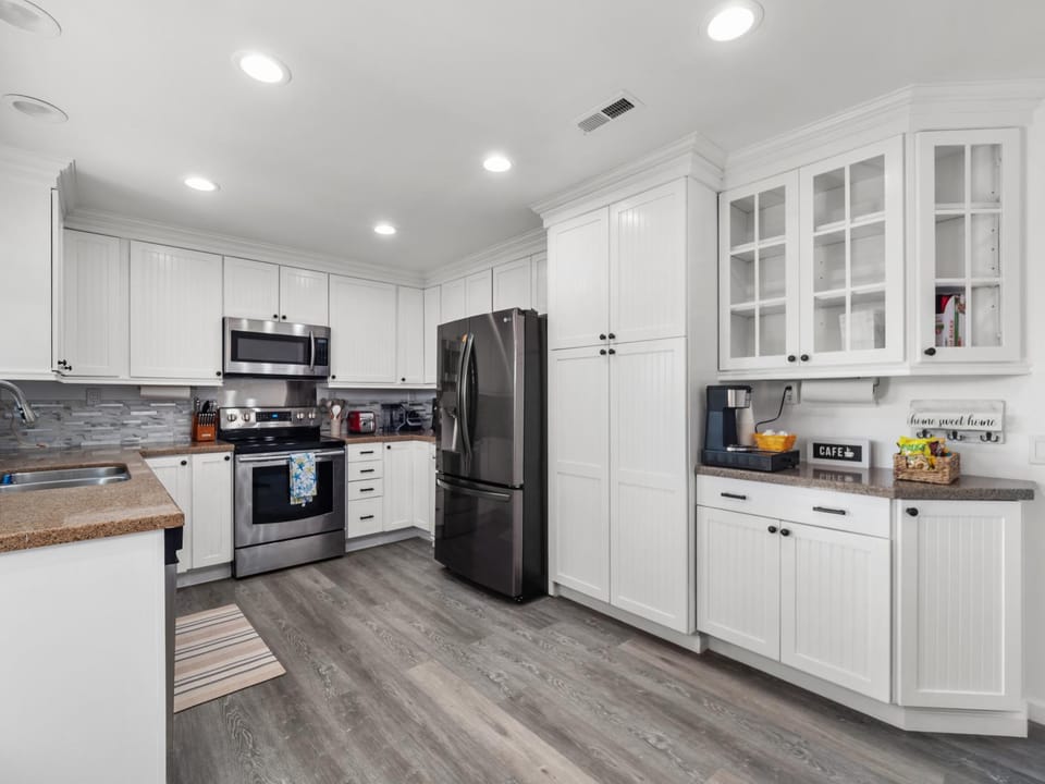 Coffee/tea facilities, Kitchen or kitchenette, oven, stove, toaster