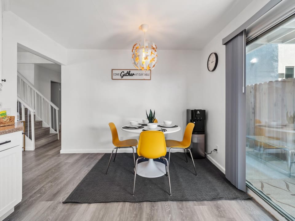 Seating area, Dining area