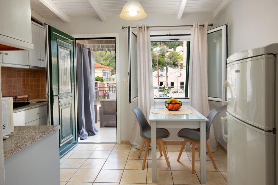 View (from property/room), Balcony/Terrace, Kitchen or kitchenette, Dining area, oven, pet friendly, stove