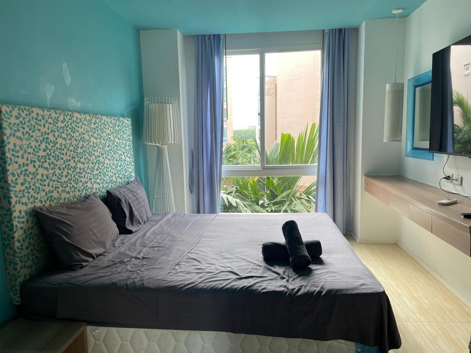 Bed, TV and multimedia, Bedroom, towels