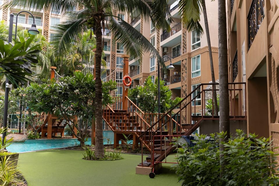 Property building, Day, Pool view, Swimming pool