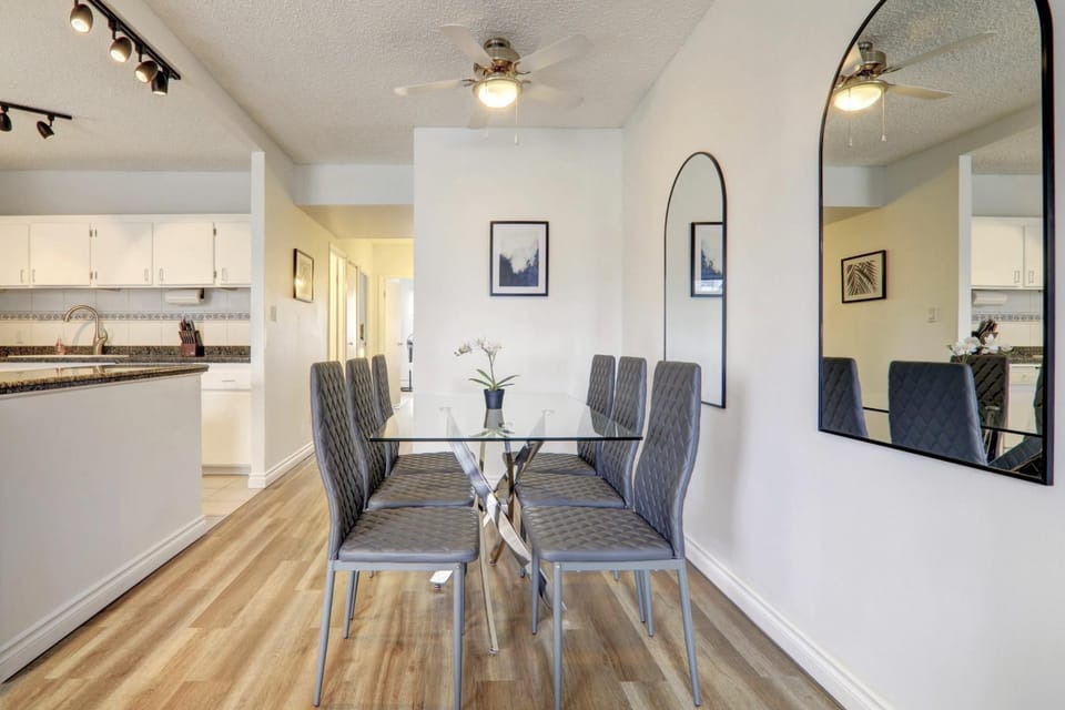 Stylish DT Views at Stampede w Free Parking and AC Apartment in Calgary