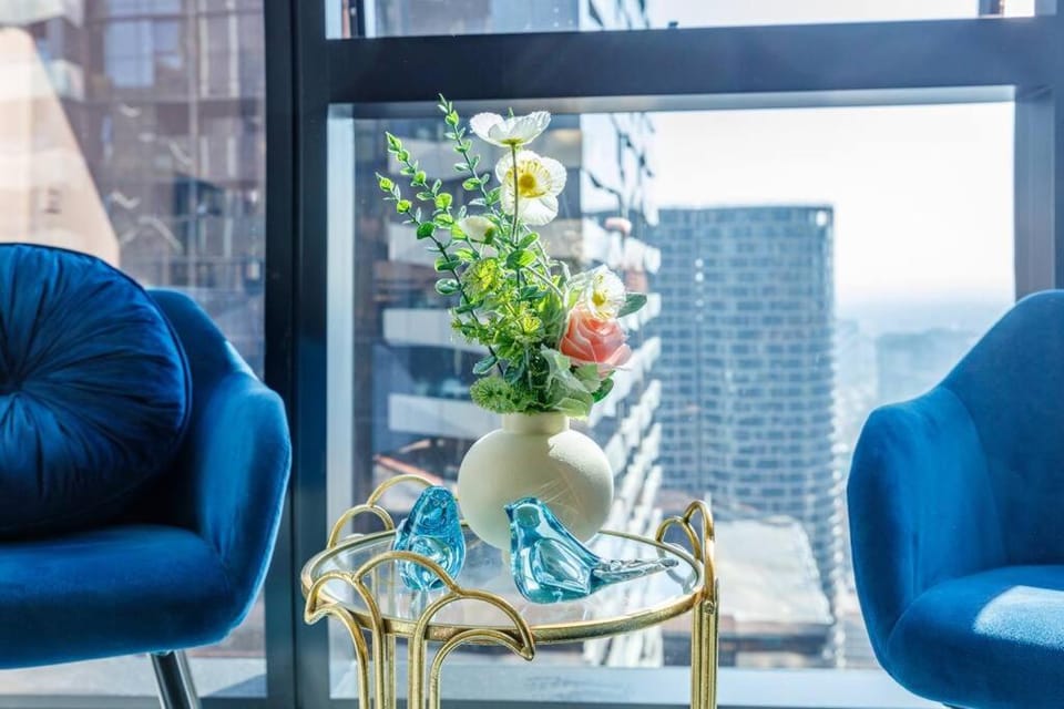 Sky High 180 Panoramic Views-Prime CBD,Pool & Gym Apartment in Melbourne