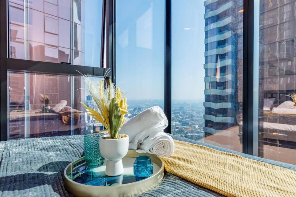 Sky High 180 Panoramic Views-Prime CBD,Pool & Gym Apartment in Melbourne