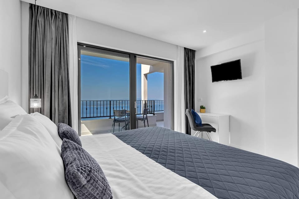 Bed, TV and multimedia, Bedroom, Sea view