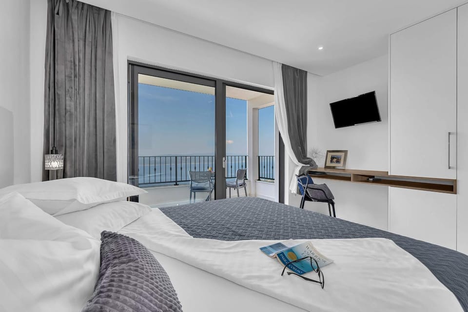 Bed, TV and multimedia, Bedroom, Sea view