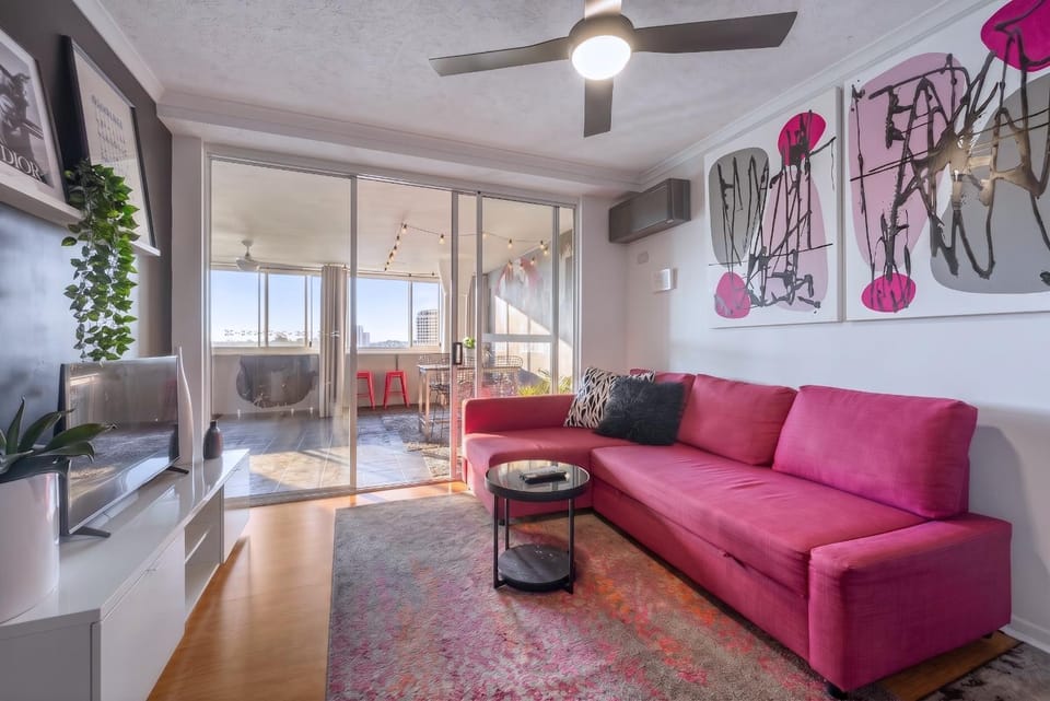 Retro Chic Vibes, Tropical Pool & Prime Location Apartment in Brisbane City