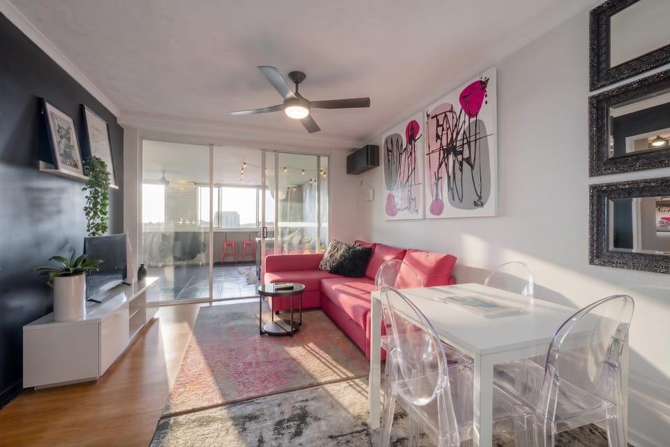 Retro Chic Vibes, Tropical Pool & Prime Location Apartment in Brisbane City