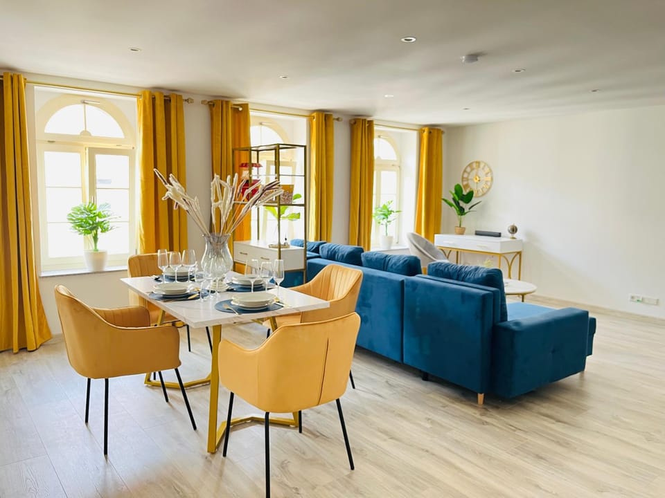 Living room, Seating area, Dining area