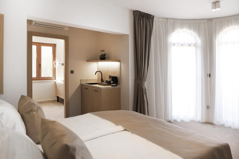 Bed, Kitchen or kitchenette, Bedroom