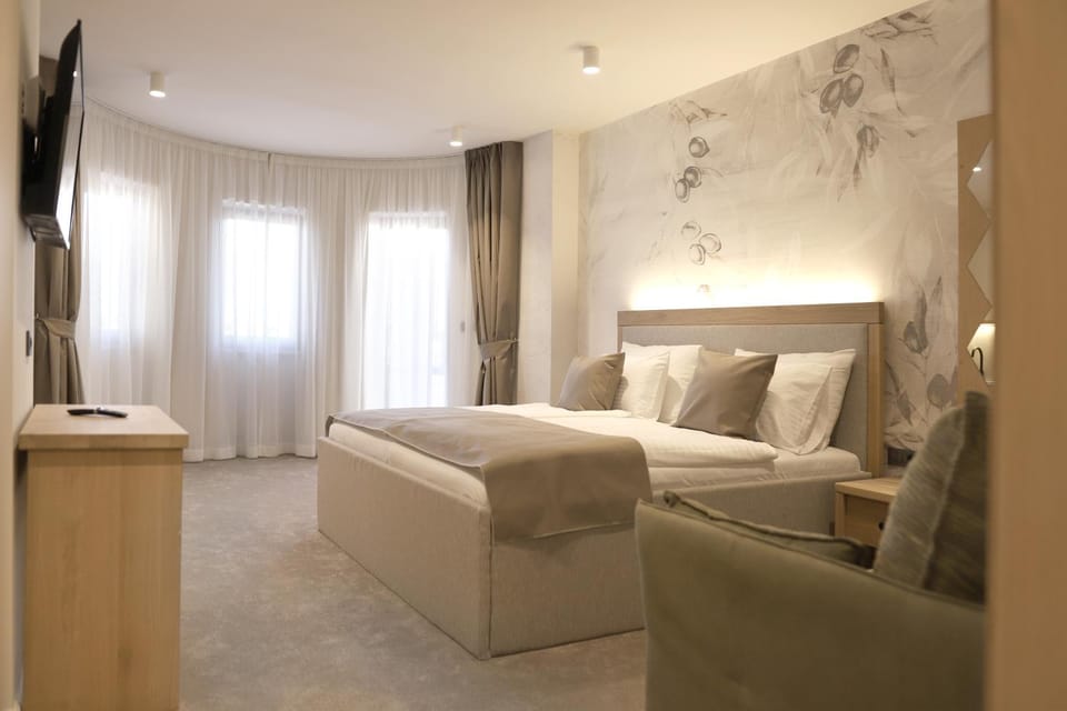 Bed, TV and multimedia, Living room, Seating area, Bedroom