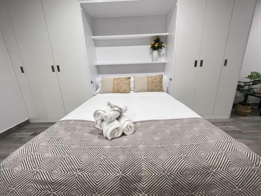 Bed, towels