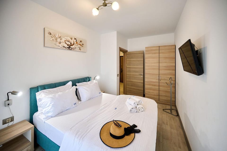 Bed, TV and multimedia, Photo of the whole room, Bedroom, towels