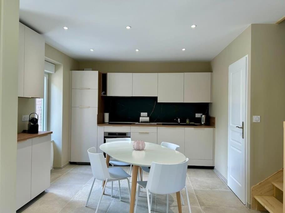 Kitchen or kitchenette, Dining area, oven, stove