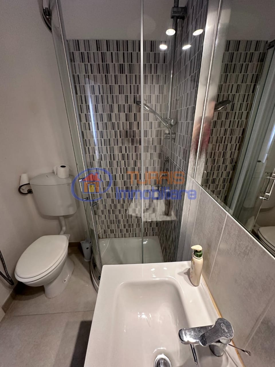 Shower, Toilet