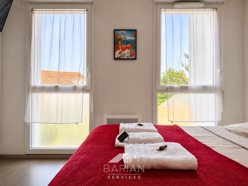 Bed, Photo of the whole room, Bedroom, towels