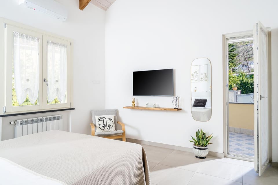 Bed, Photo of the whole room, Bedroom, internet, air conditioner