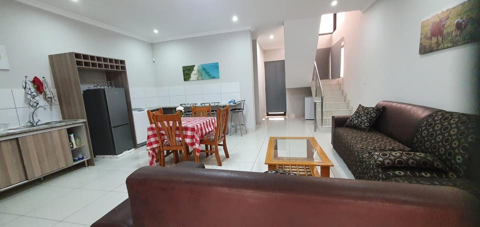 Kitchen or kitchenette, Seating area