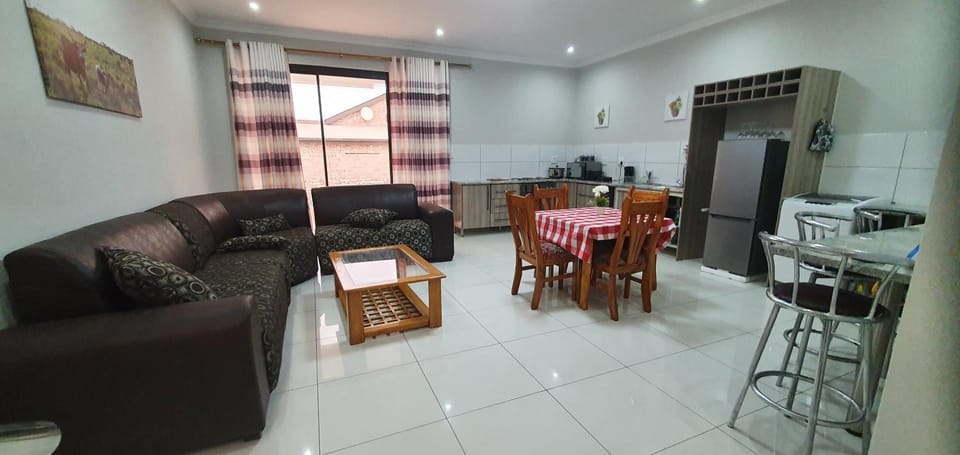Kitchen or kitchenette, Living room, Seating area, Dining area, minibar, oven, stove, washing machine