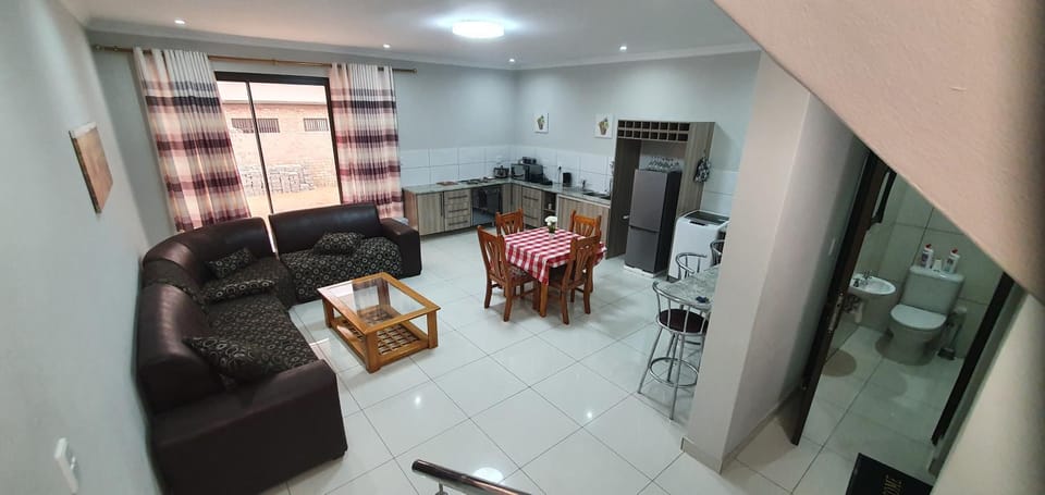 Kitchen or kitchenette, Living room, Seating area, Dining area, oven