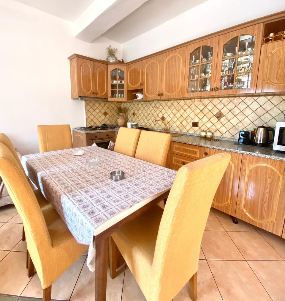 Kitchen or kitchenette, Living room, Seating area, minibar, stove